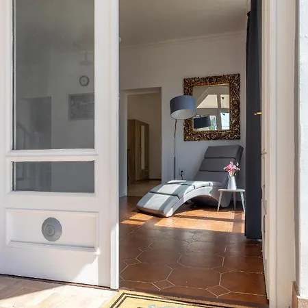 Apartment Compass I
